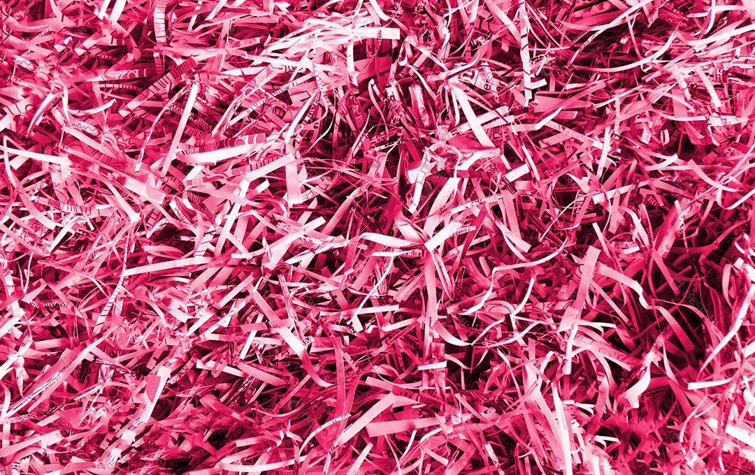 Muitos papéis picados sobre fundo magenta