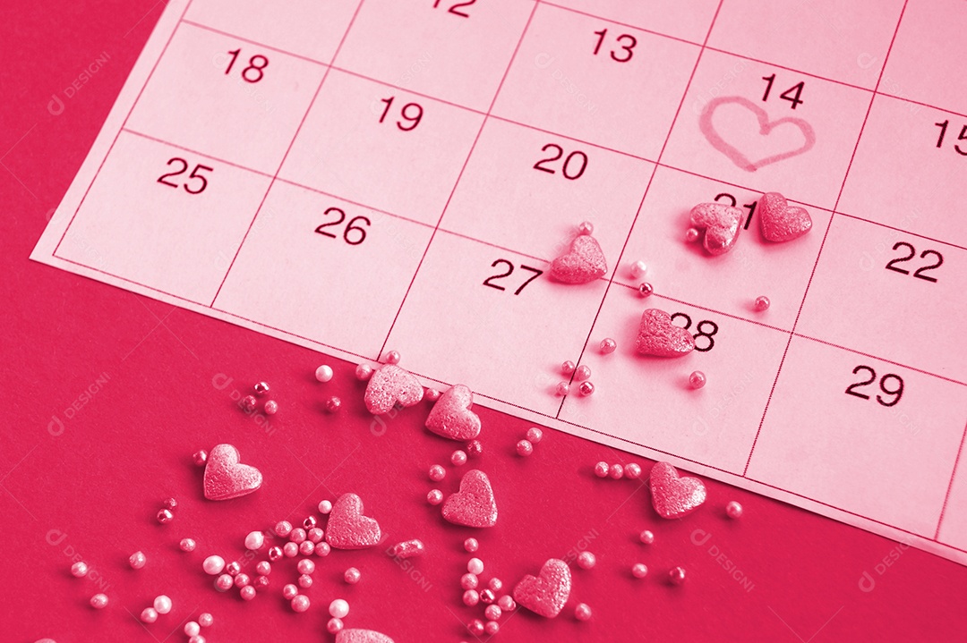 Muitos pequenos corações e bolas cor de rosa no calendário marcaram 14 de fevereiro