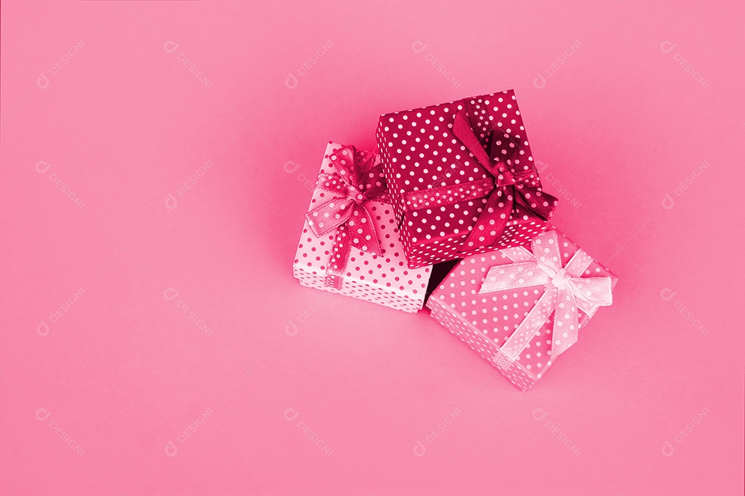 Caixas de presente decoradas sobre fundo magenta