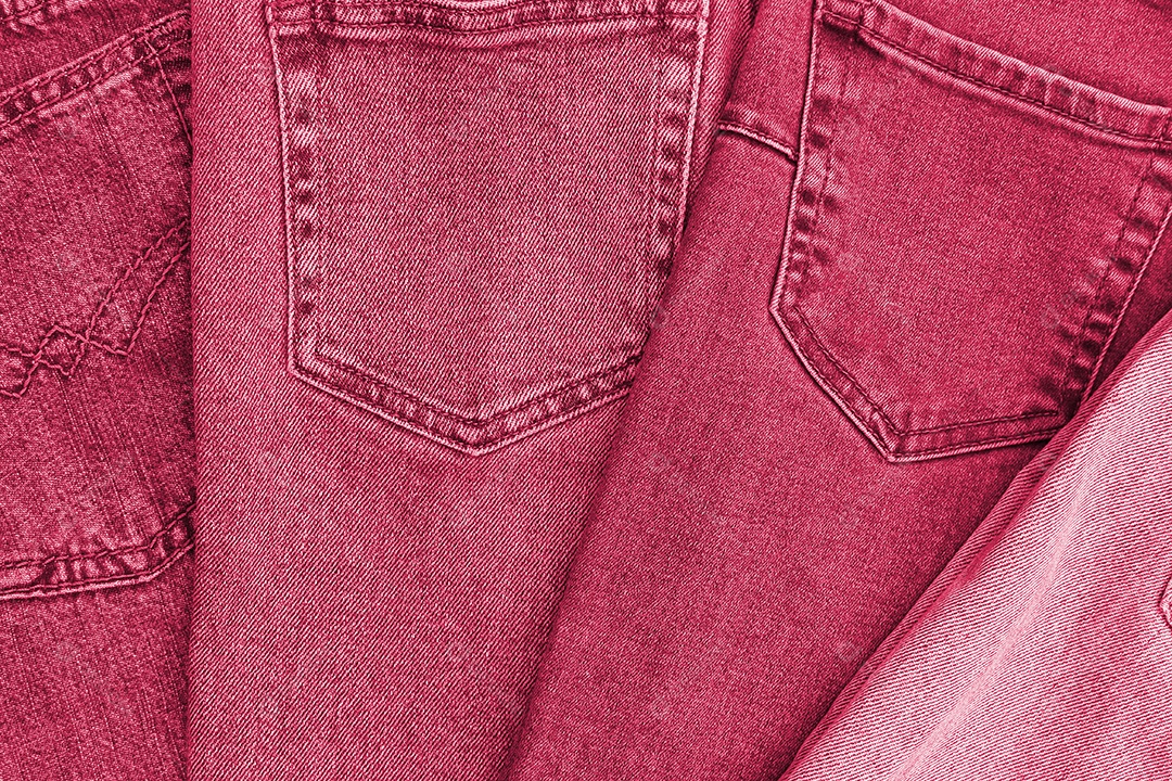 Bolsos de jeans sobre fundo magenta