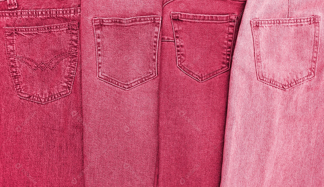 Calças jeans em uma pilha em cor magenta