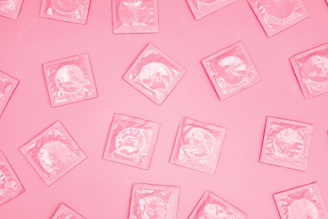 Camisinha de embalagem branca sobre fundo rosa claro