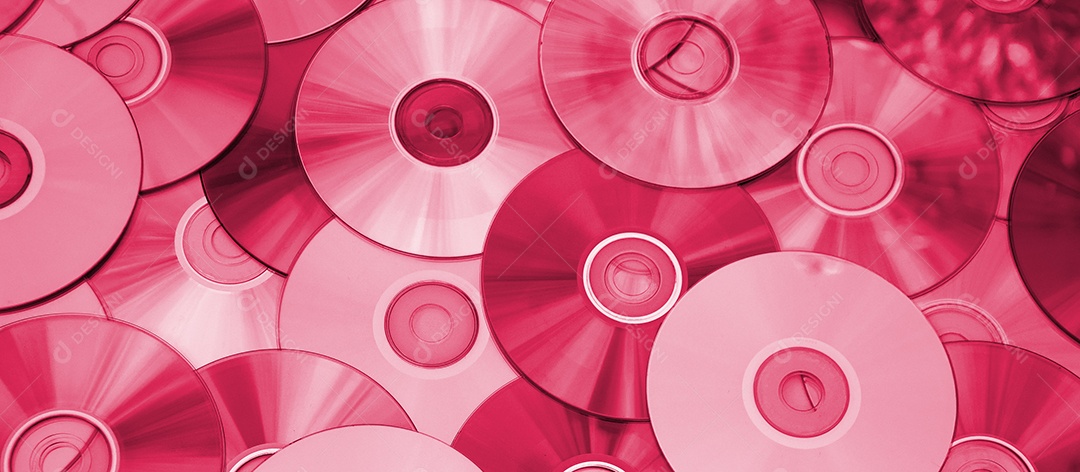 Muitos CDs antigos estão dispostos como pano de fundo