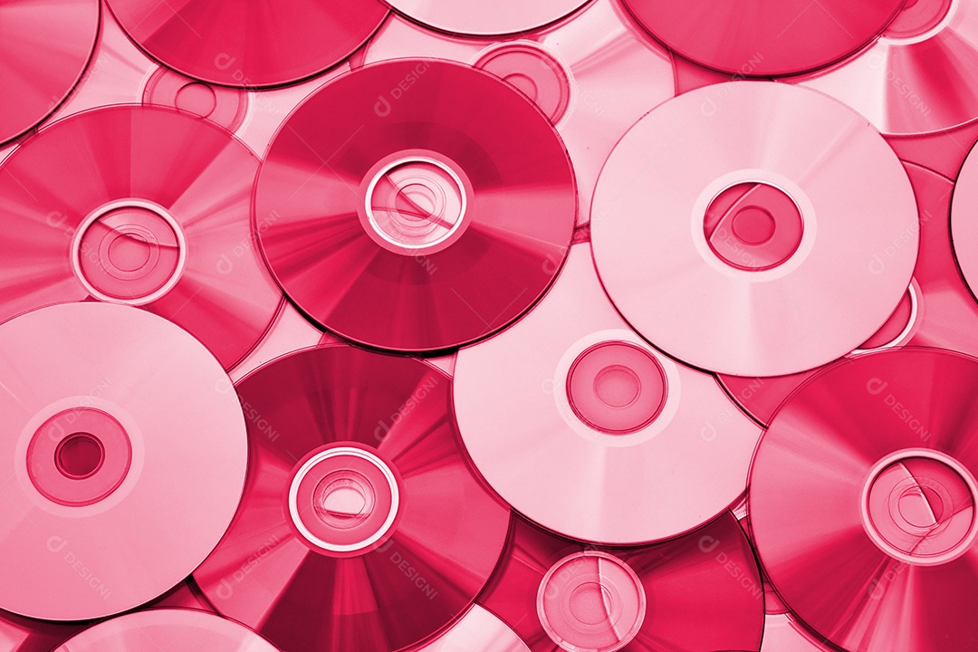 Muitos CDs antigos estão dispostos como pano de fundo