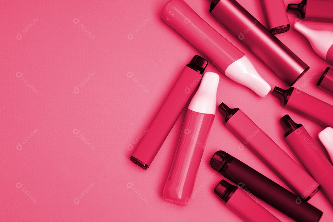Muitos cigarros eletrônicos descartáveis em um fundo magenta