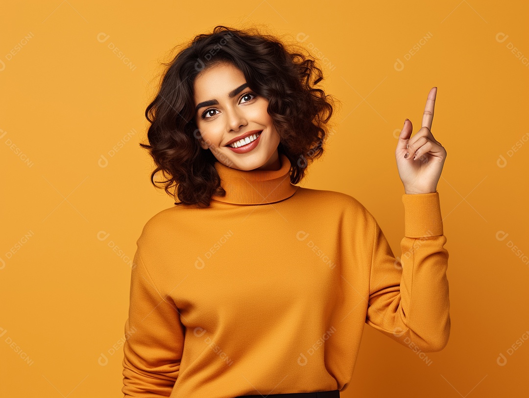 Mulher de cabelos cacheados sorrindo e apontando para um fundo laranja Generative IA