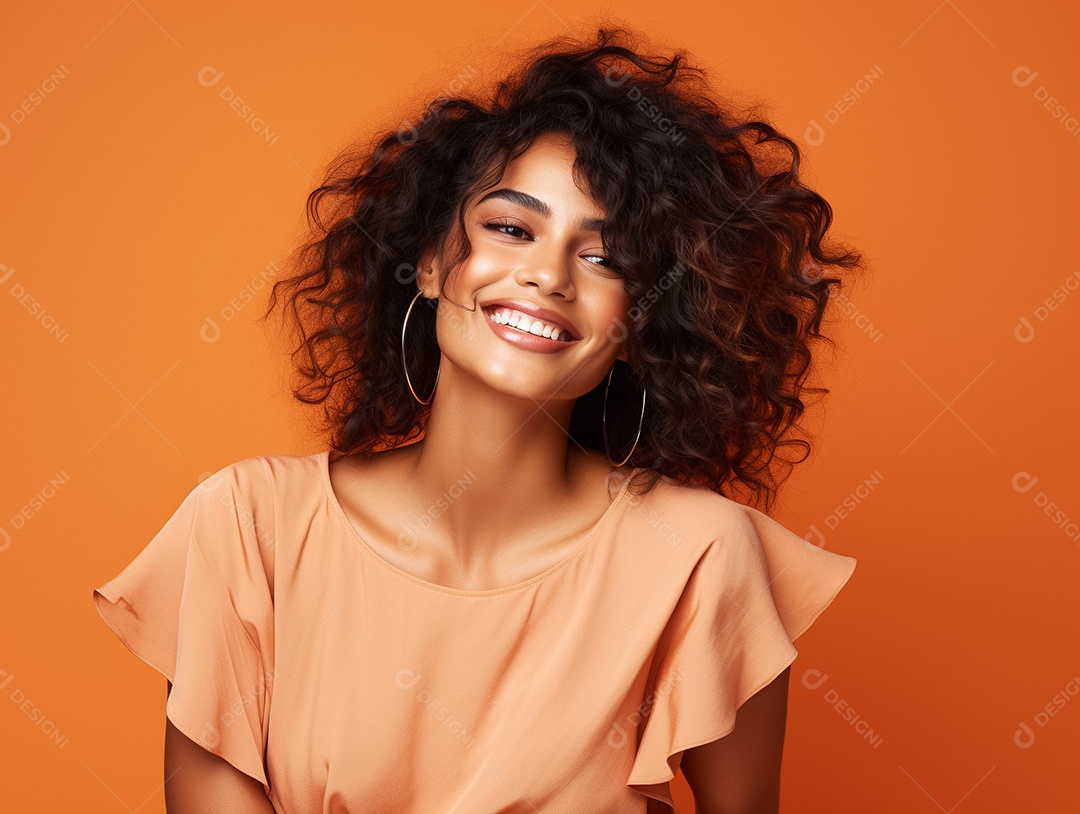 Mulher de cabelos cacheados sorrindo sobre fundo laranja Generative IA