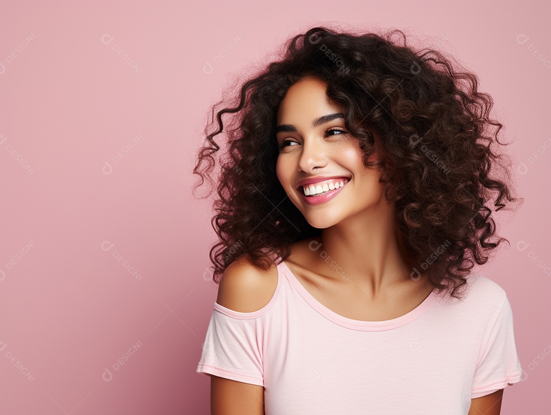 Jovem morena com cabelos cacheados sorrindo em fundo pastel Generative AI