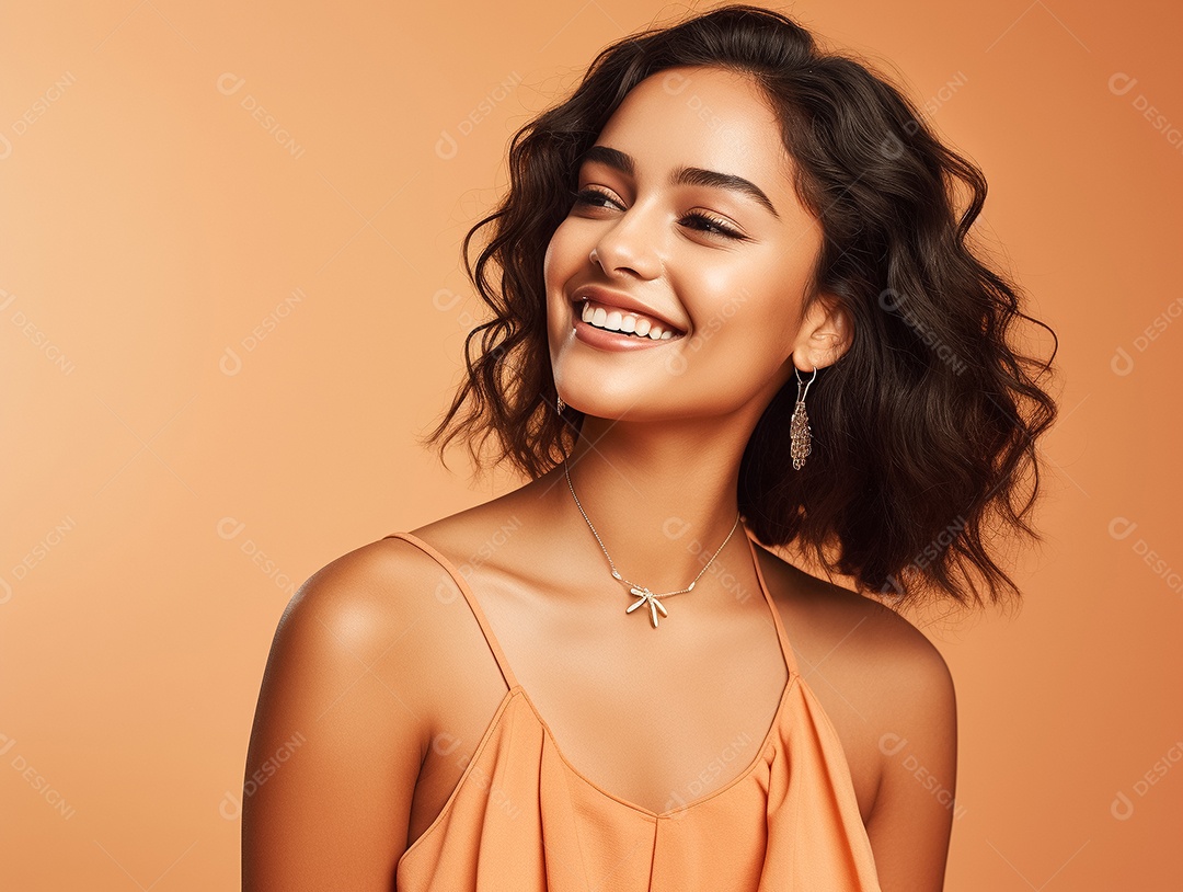 Jovem morena de cabelos cacheados sorrindo em fundo pastel