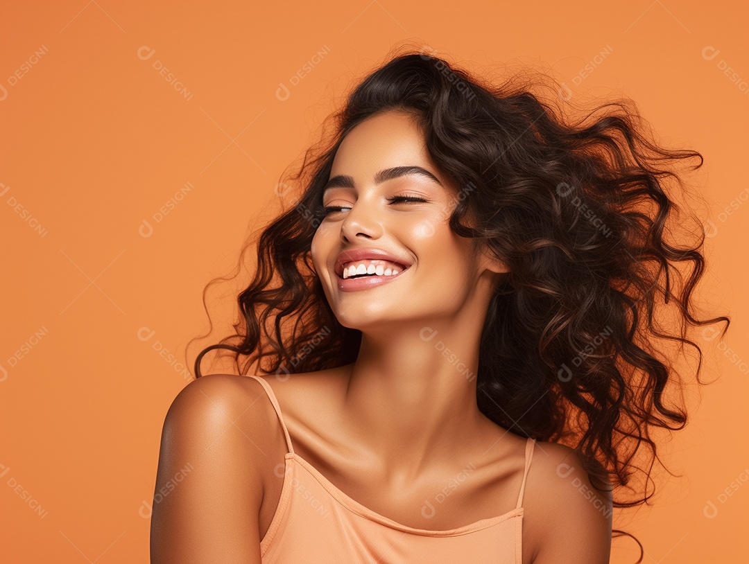 Jovem mulher de cabelos ondulados sorrindo em um fundo pastel Generative IA