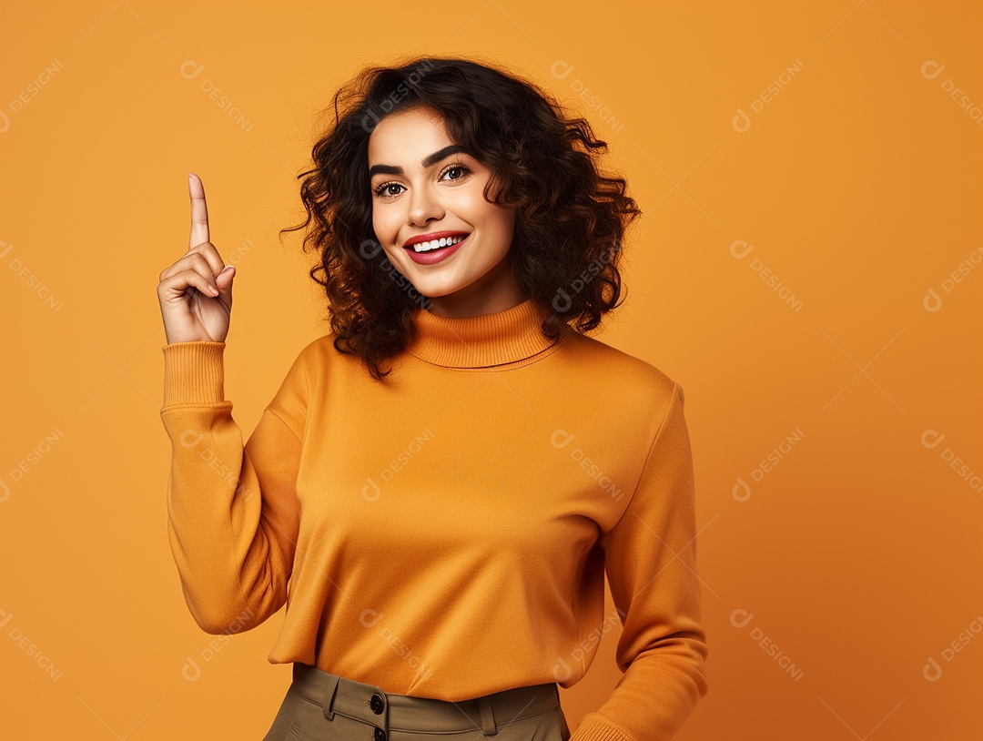 Jovem morena de cabelos cacheados sorrindo em fundo pastel