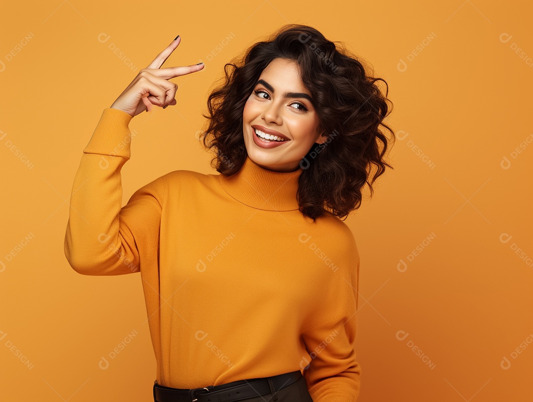 Mulher de cabelos cacheados sorrindo e apontando para um fundo laranja Generative IA