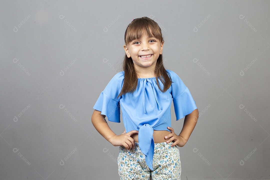 Linda garotinha sorridente com blusa azul