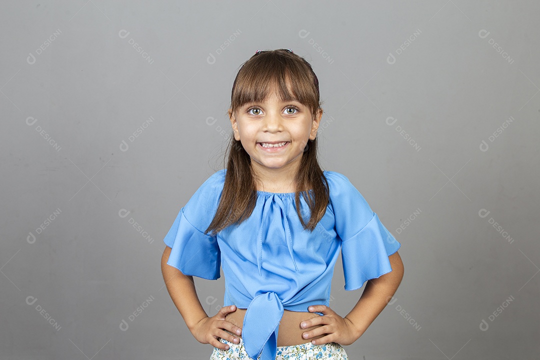 Linda garotinha sorridente com blusa azul