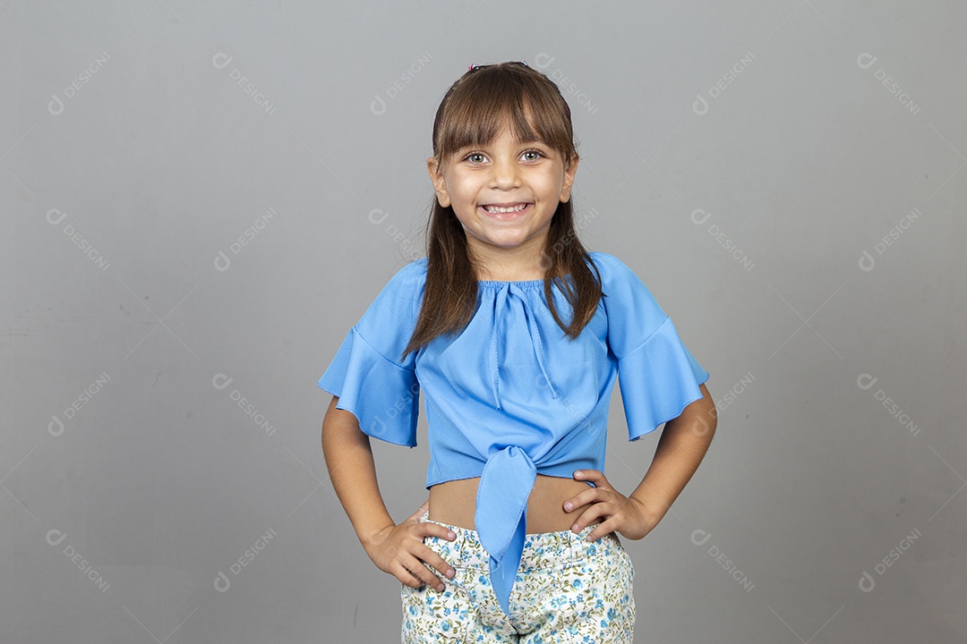 Linda garotinha sorridente com blusa azul