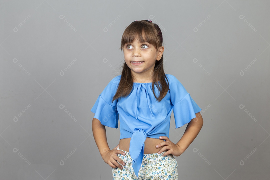 Linda garotinha sorridente com blusa azul