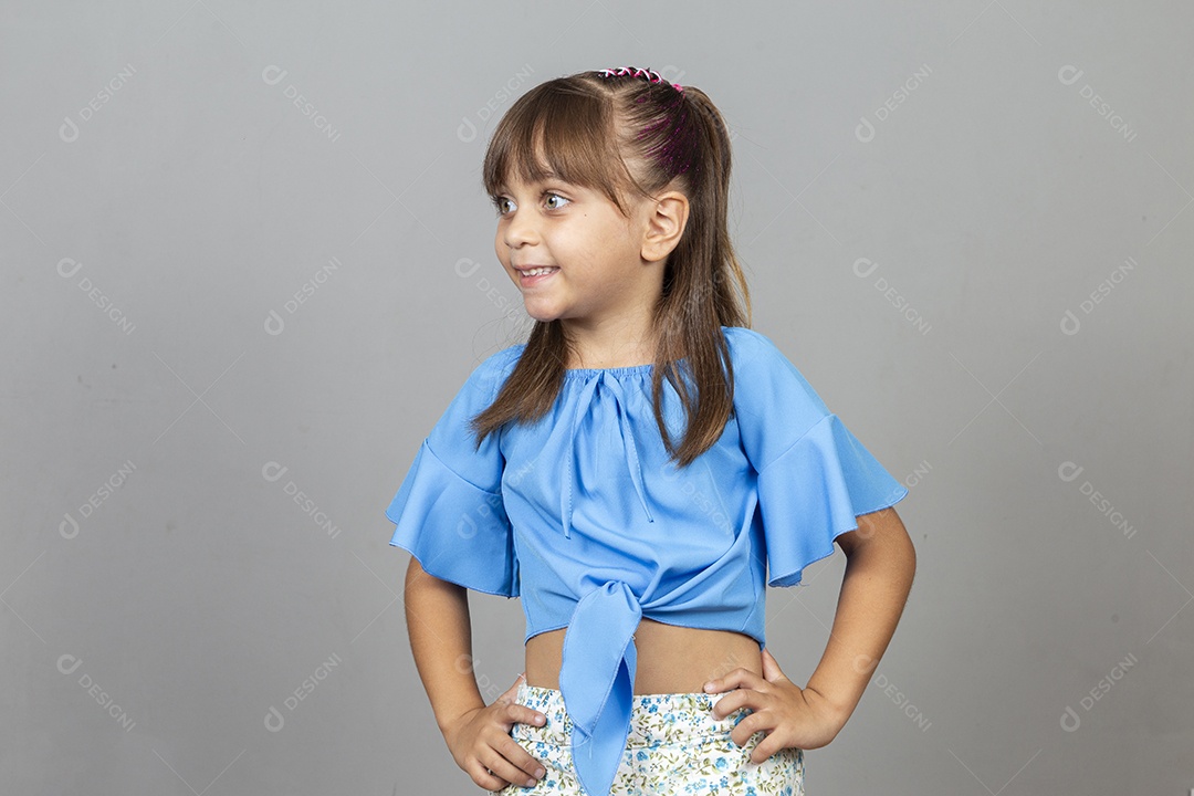 Linda garotinha sorridente com blusa azul