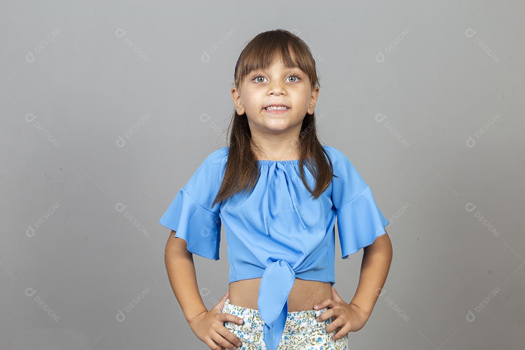 Linda garotinha sorridente com blusa azul
