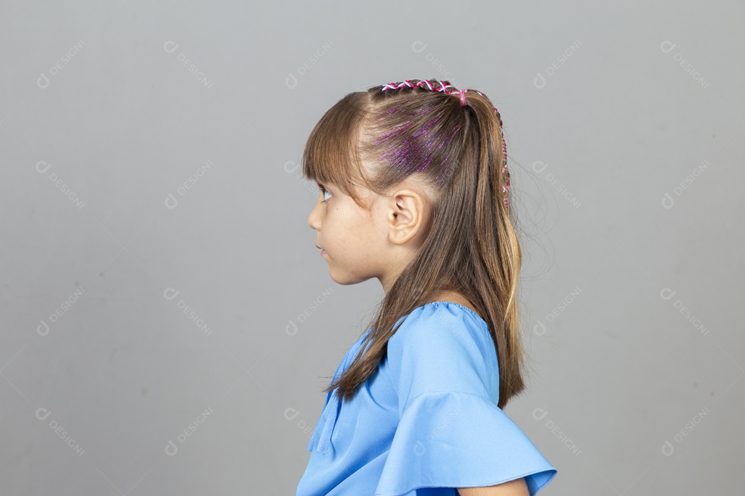 Linda garotinha com penteado no cabelo