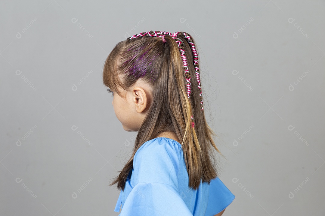 Linda garotinha com penteado no cabelo