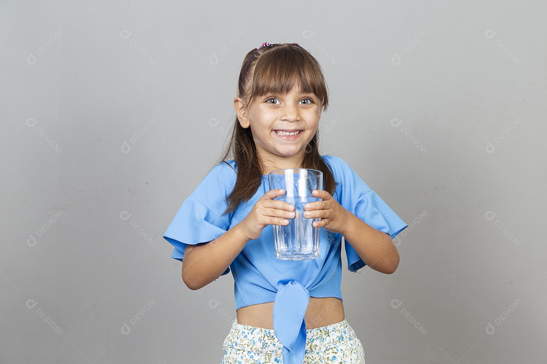 Linda garotinha com copo de água