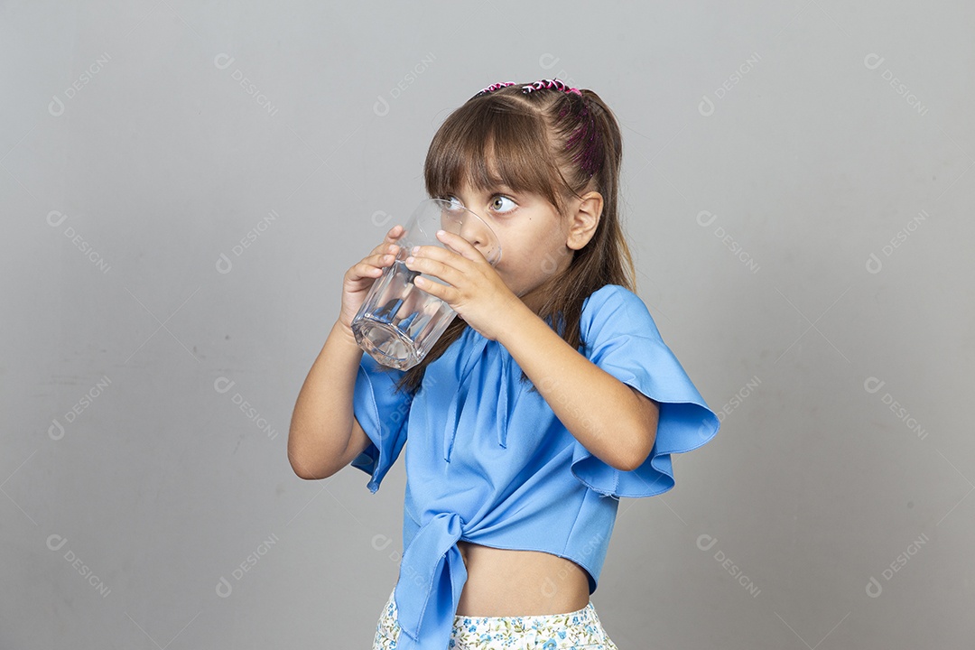Linda garotinha com copo de água