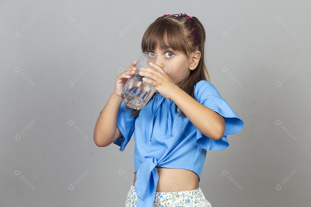 Linda garotinha com copo de água