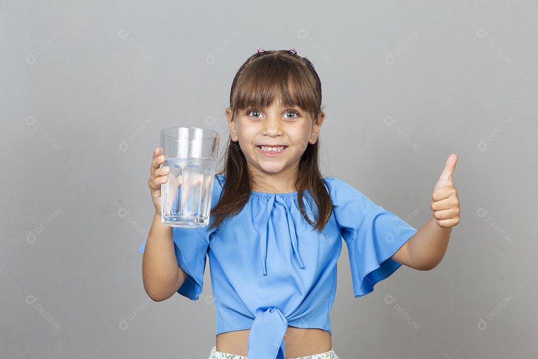 Linda garotinha com copo de água