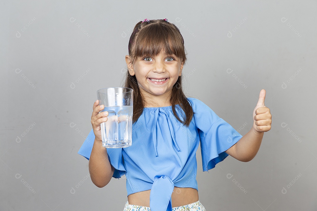 Linda garotinha com copo de água