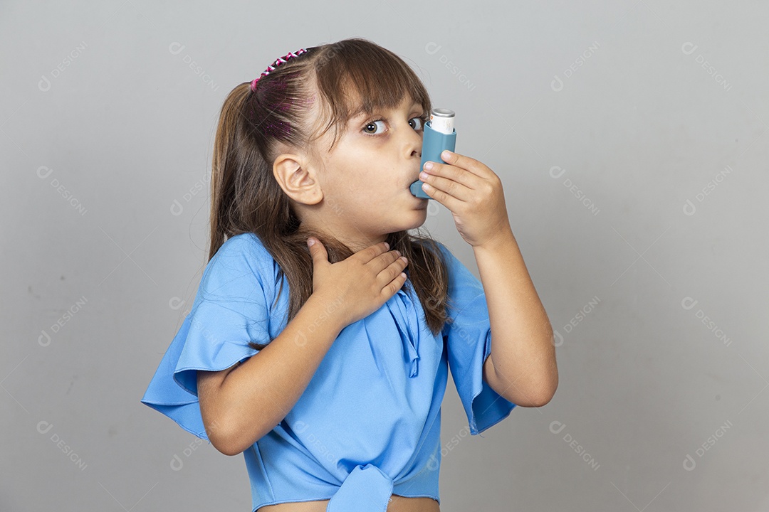 Linda garotinha com bombinha de asma