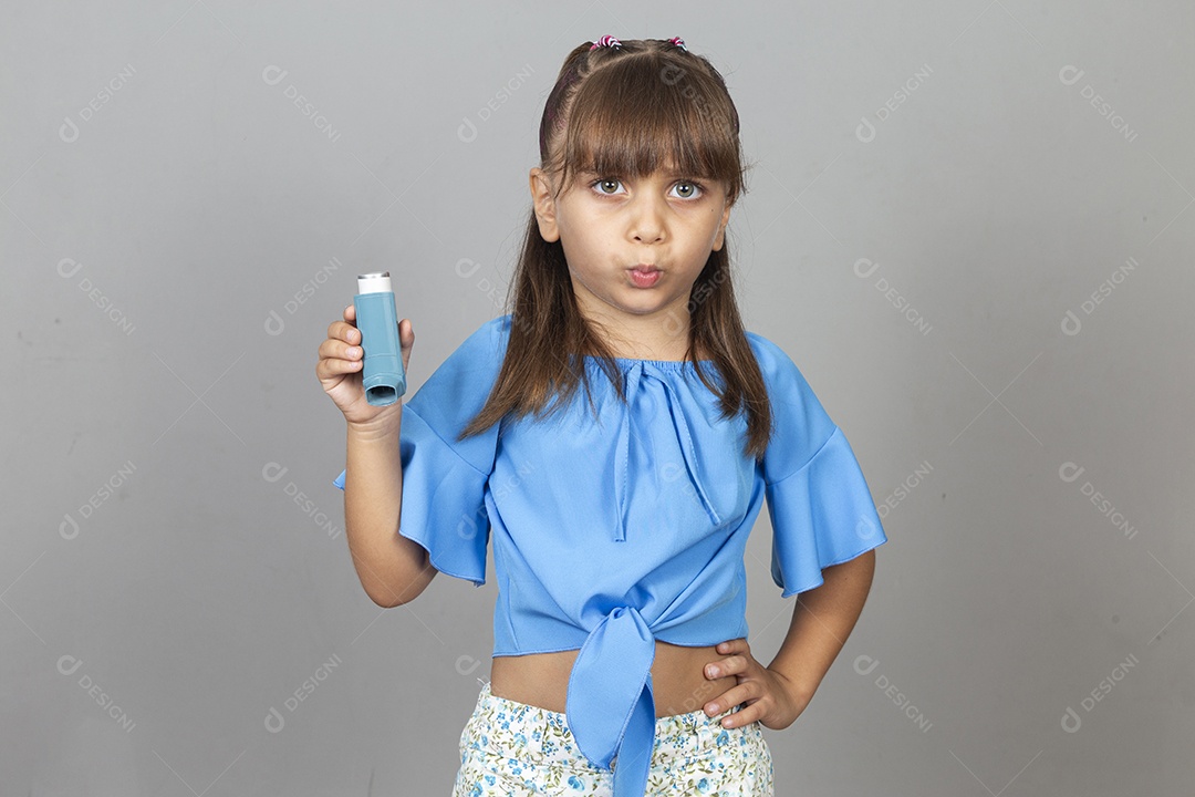 Linda garotinha com bombinha de asma
