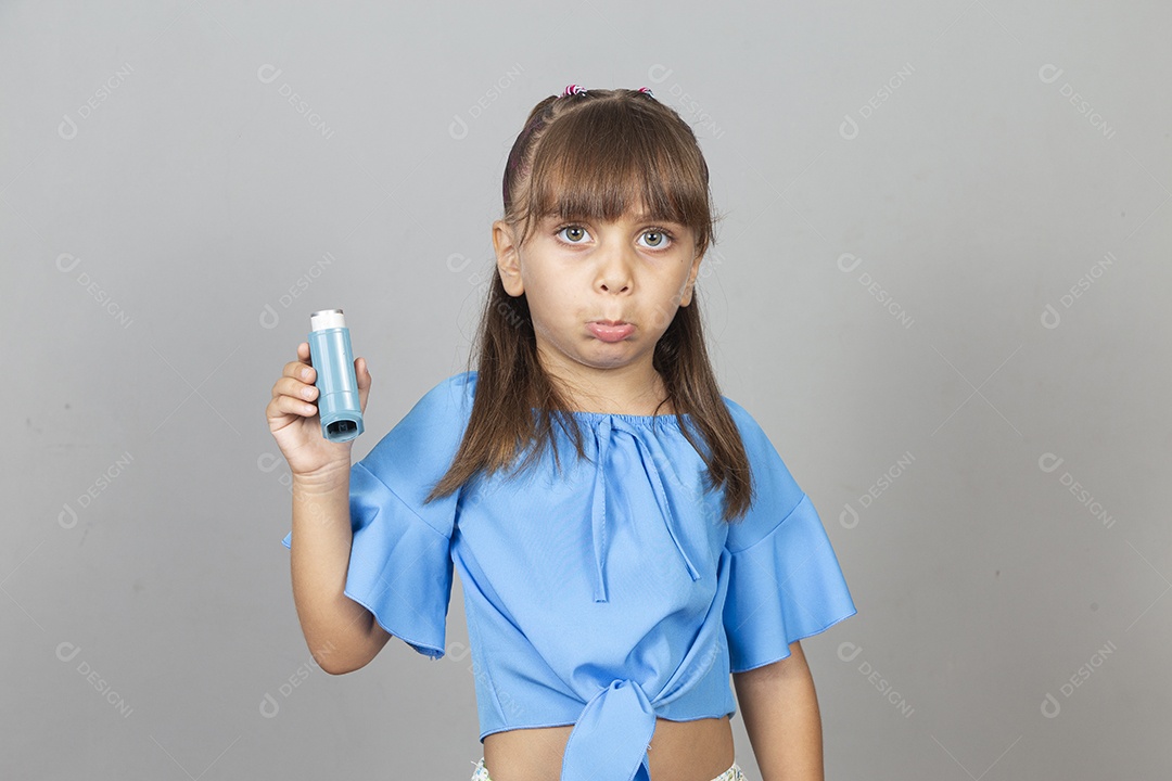 Linda garotinha com bombinha de asma