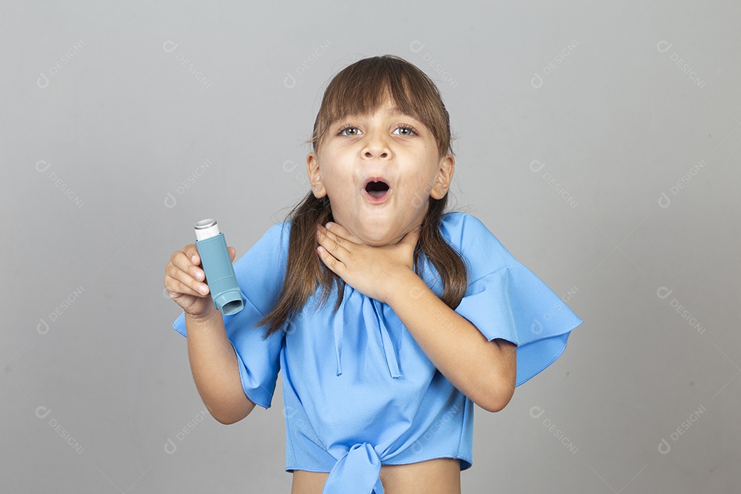 Linda garotinha com bombinha de asma