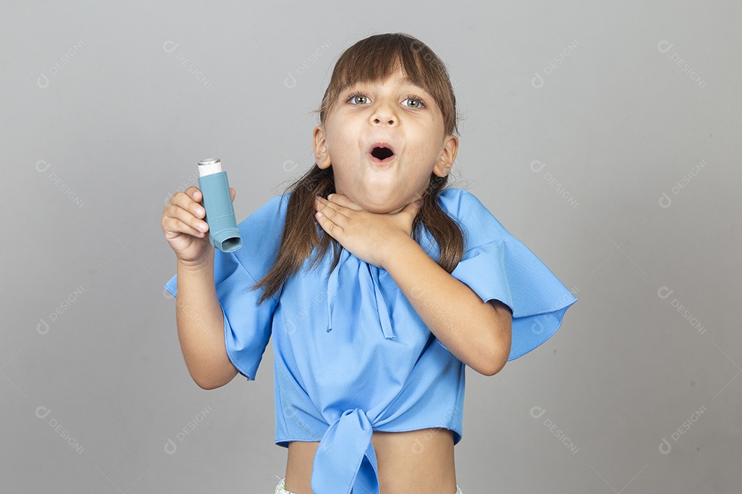Linda garotinha com bombinha de asma