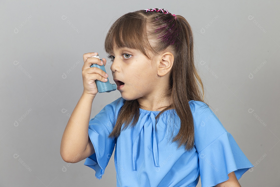 Linda garotinha com bombinha de asma