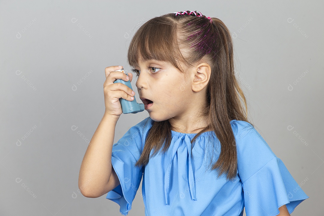 Linda garotinha com bombinha de asma