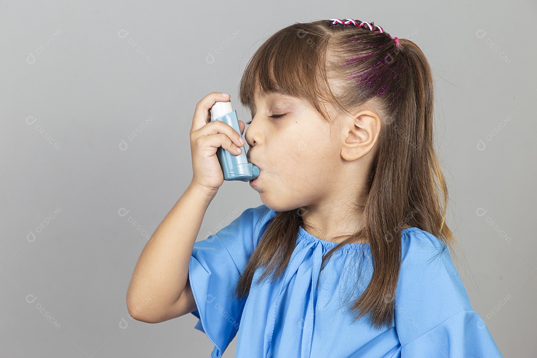 Linda garotinha com bombinha de asma