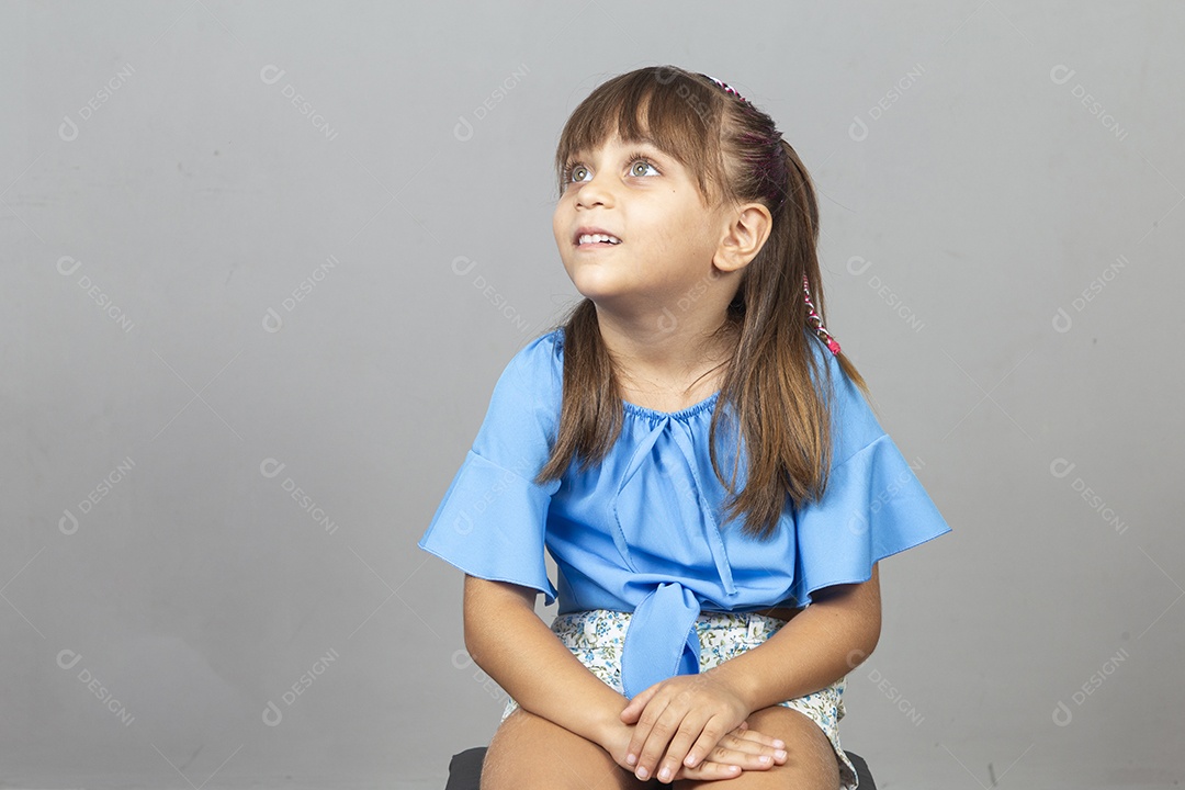 Linda garotinha sobre estúdio de fundo branco