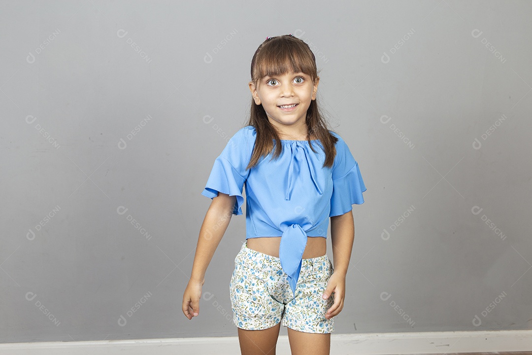 Linda garotinha sobre estúdio de fundo branco