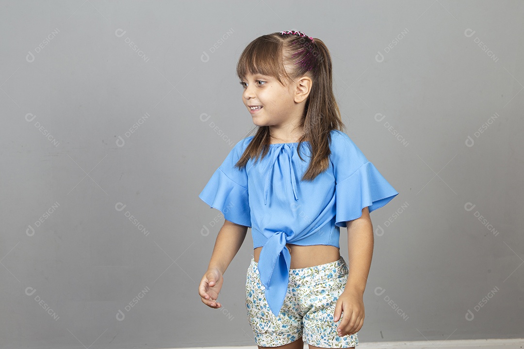 Linda garotinha sobre estúdio de fundo branco