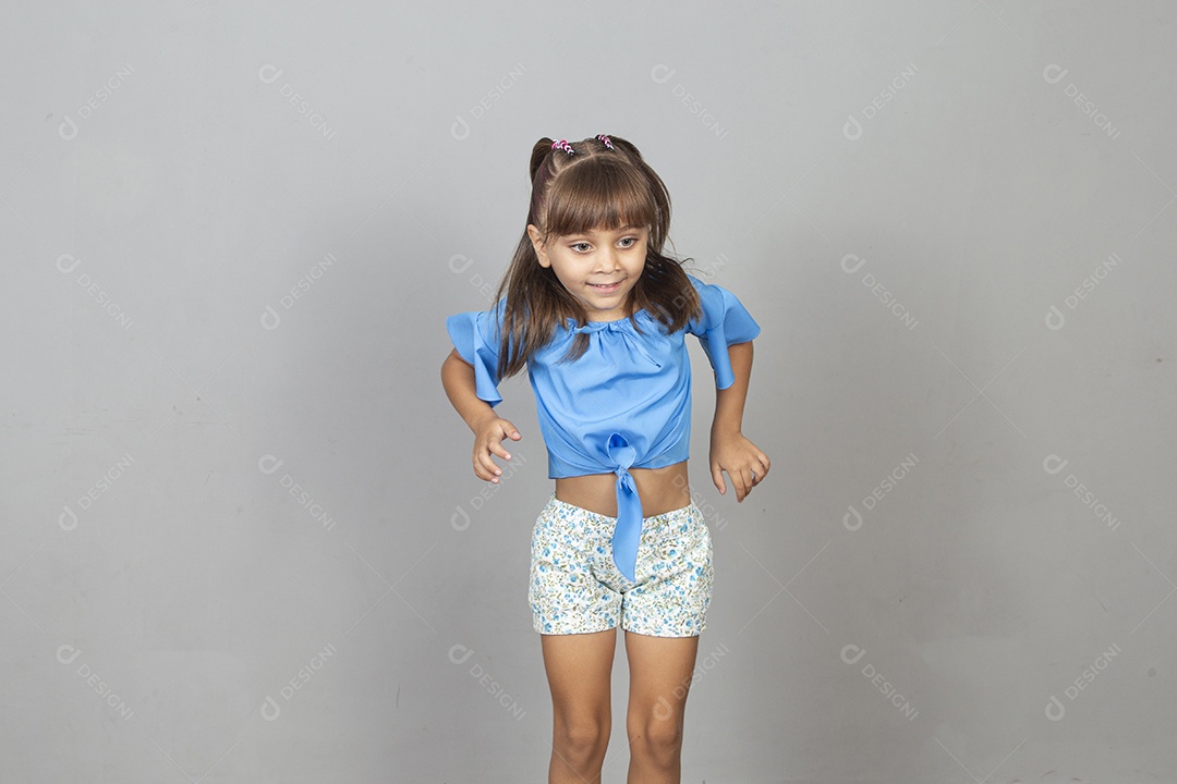 Linda garotinha sobre estúdio de fundo branco