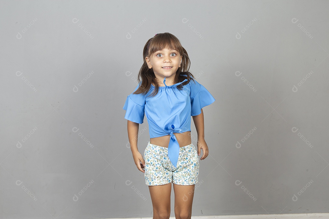 Linda garotinha sobre estúdio de fundo branco