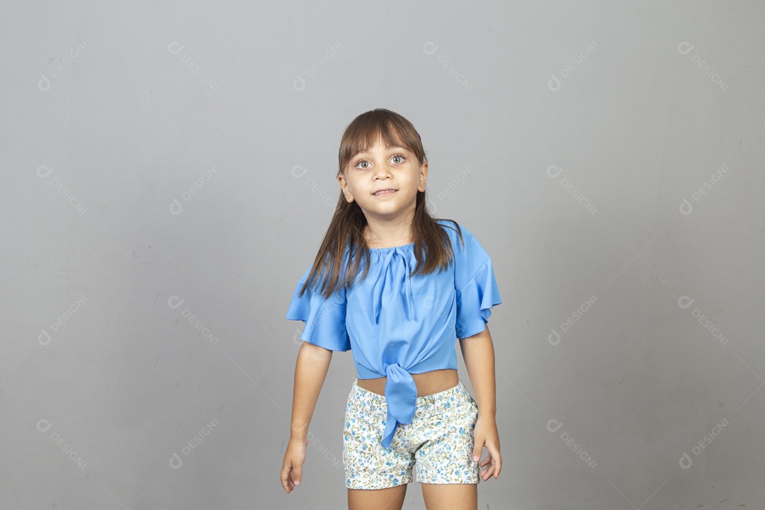 Linda garotinha sobre estúdio de fundo branco