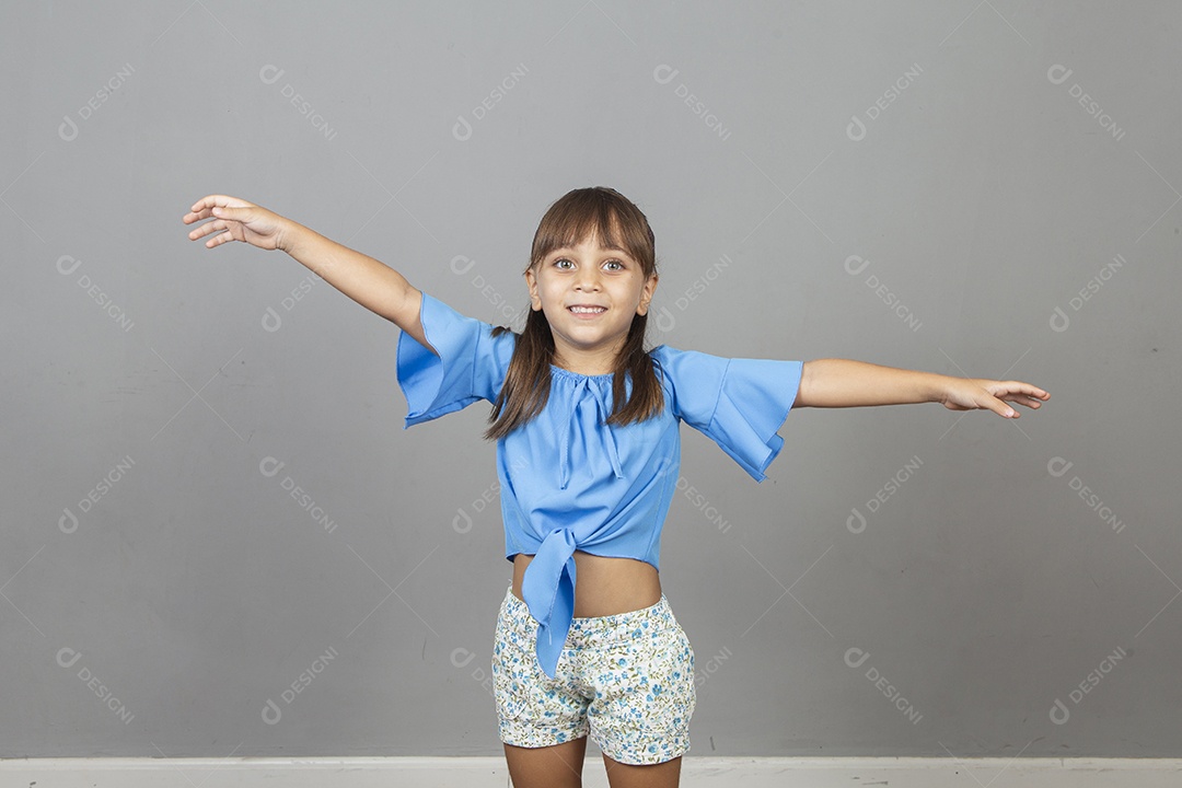 Linda garotinha sobre estúdio de fundo branco