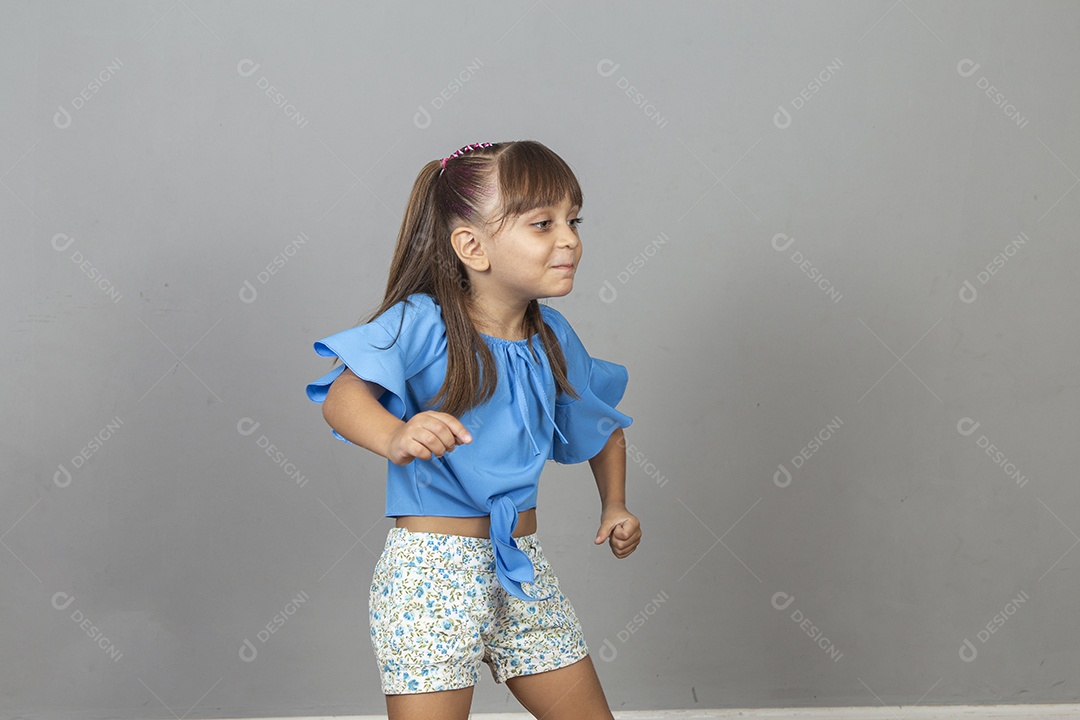 Linda garotinha sobre estúdio de fundo branco