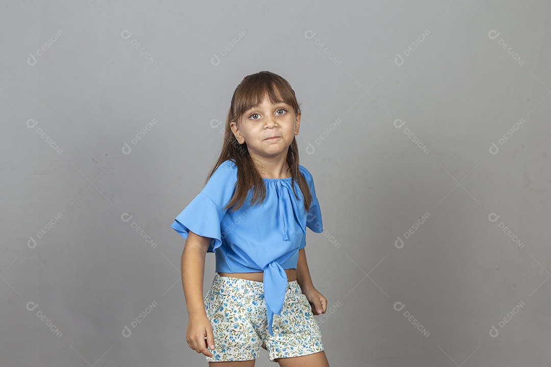 Linda garotinha sobre estúdio de fundo branco