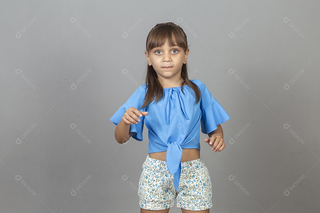 Linda garotinha sobre estúdio de fundo branco