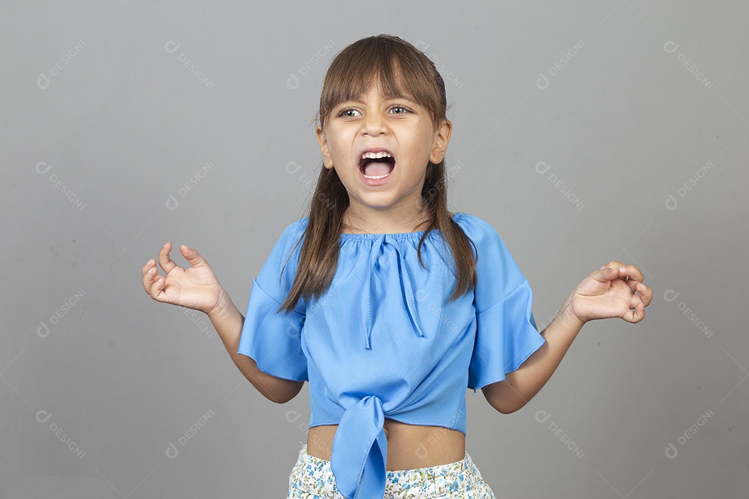 Linda garotinha sobre estúdio de fundo branco