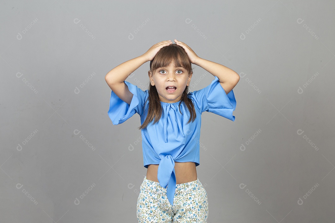 Linda garotinha sobre estúdio de fundo branco