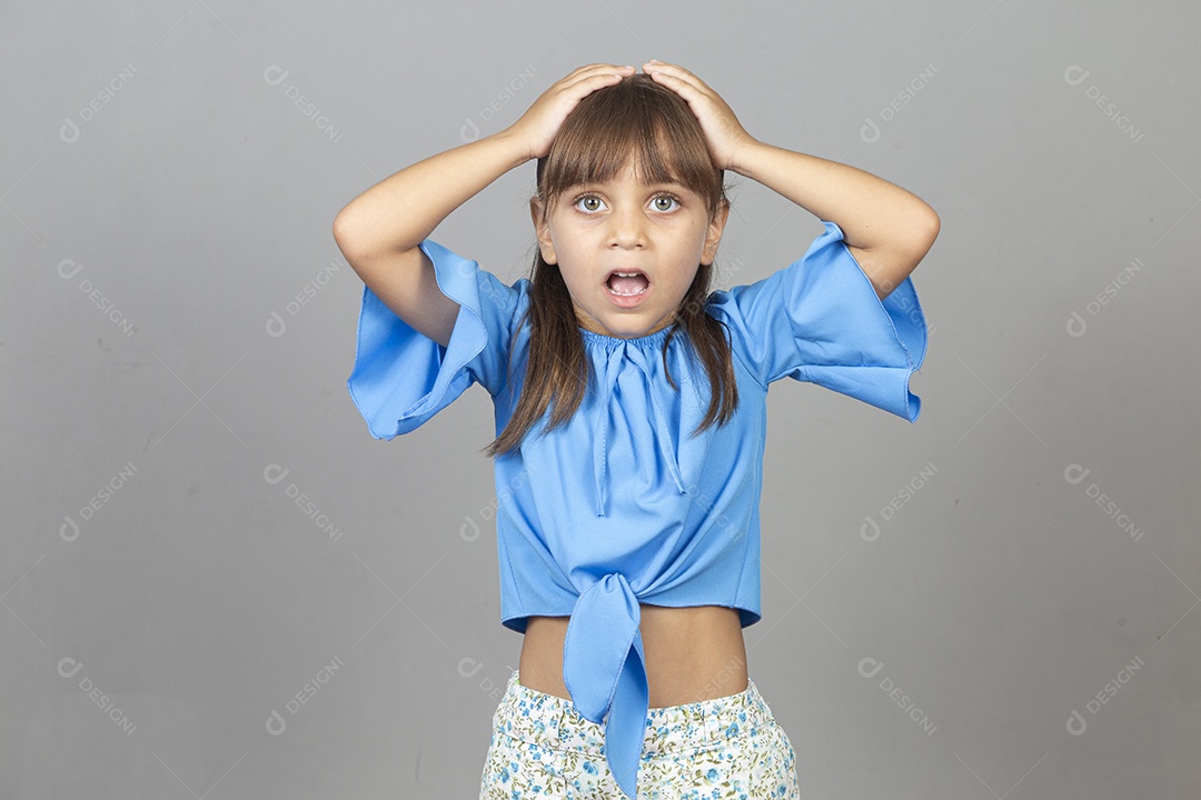 Linda garotinha sobre estúdio de fundo branco